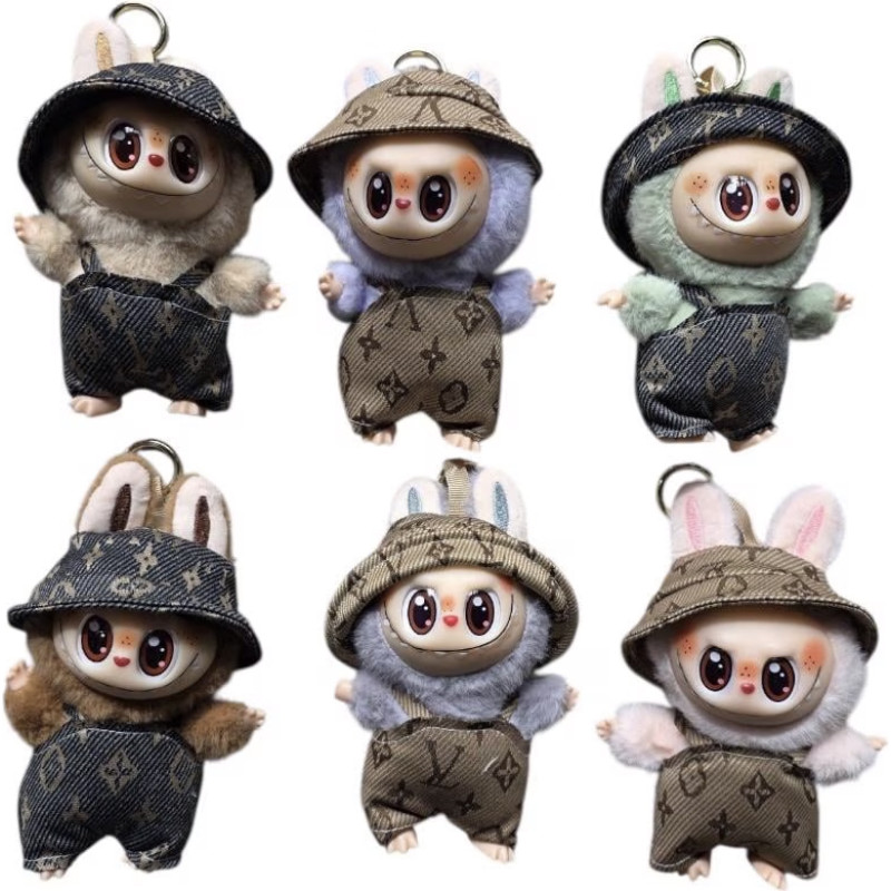 Labubu minkštas žaislas su kombinezonu ir kepuraite